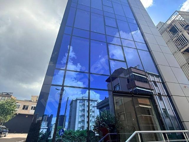 ATAŞEHIR'DE SIFIR 7 KATLI KOMPLE KIRALIK PLAZA