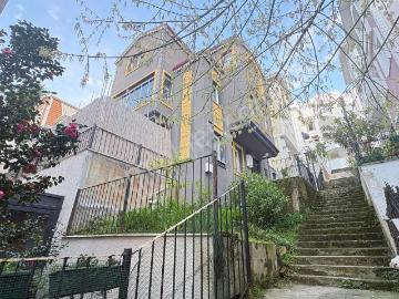 Atakent Sitesinde 5+1 Kış Bahçeli Satılık Villa