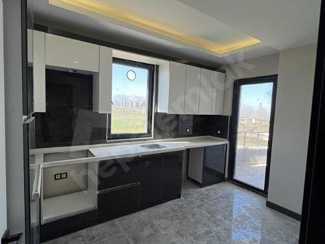 ATAKUMDA YÜKSEK KREDİLİ SALON MUTFAK AYRI 2+1 DAİRE