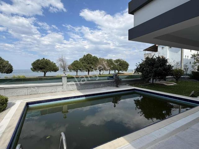 Çatalçam'da Denize Sıfır Triblex Havuzlu Lüks Villa