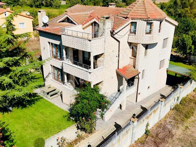 Çatalca Kaleiçinde Doğayla İç İçe Muhteşem Villa