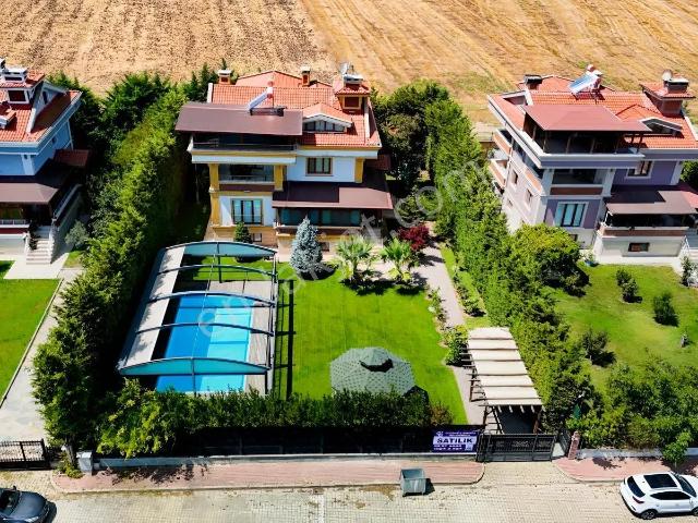 Çatalca İzzettin Sitesinde 1000 M² 9+2 Özel Havuzlu Villa