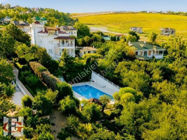 Çatalca İzzettin'de 4013m² Arsalı, Havuzlu, 14 Odalı Süper Villa