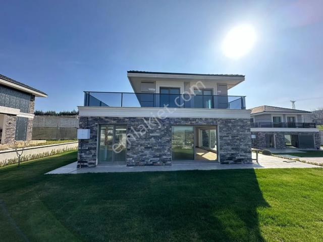 Çatalca Çiftlik Köy'de Doğayla İç İçe Satılık Villa