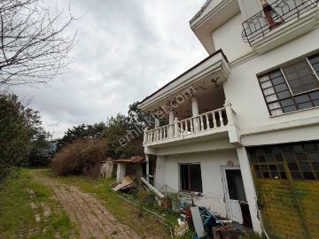 Çatalca'da 5 Banyolu 4 Salonlu 2.000m2 Tripleks Satılık Müst.ev