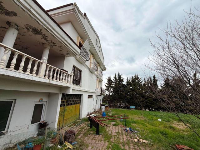 Çatalca'da 2.000m2 Havuzlu 3 Katlı 10+4 Satılık Müstakil Villa