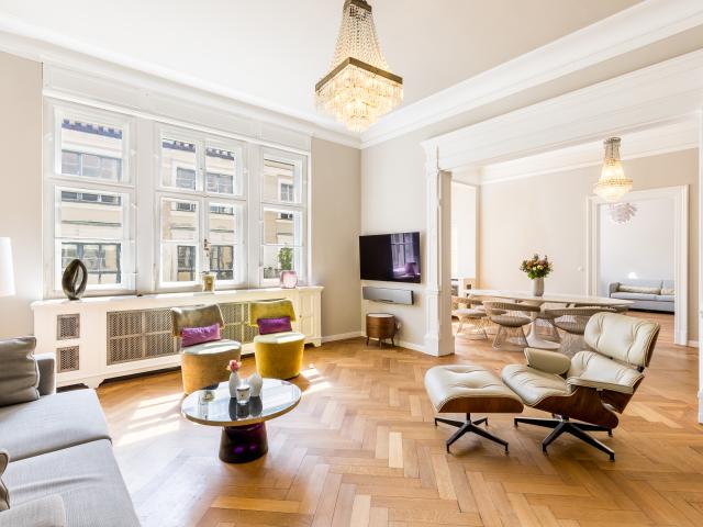 Atemberaubend modernisiertes 4 Zimmer Altbaujuwel mit stylischem Flair und Balkon