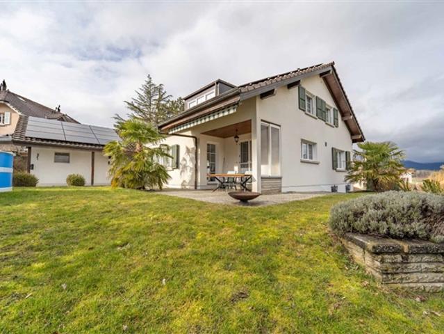 Atemberaubende 5 Zimmer freistehende Villa mit offenem Blick, überdachter Terrasse, oberirdischem Pool und großem grünen Garten