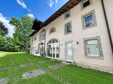 Atemberaubende 8,5 Zimmer Wohnung mit Terrasse und Garten