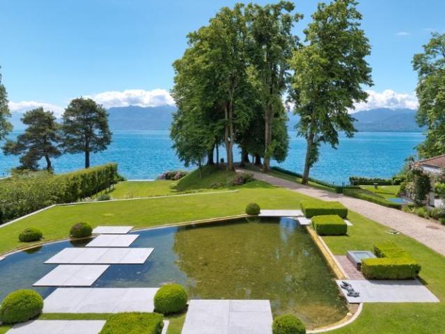 Atemberaubende Villa direkt am Wasser mit Privatstrand und Bootsgarage