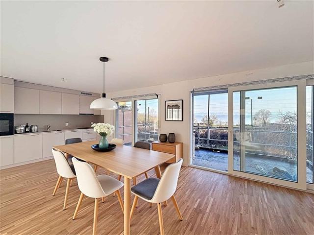Atemberaubende neue 3,5 Zimmer Wohnung mit Blick auf den See