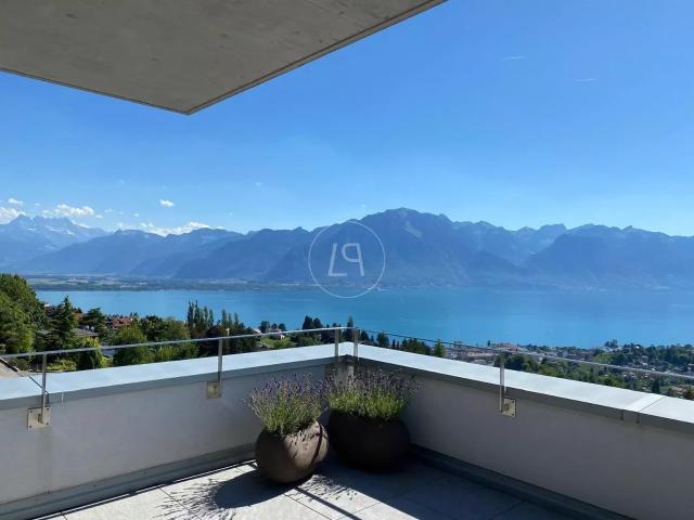 Atemberaubender moderner Dachboden mit Panoramablick in der Nähe von Montreux