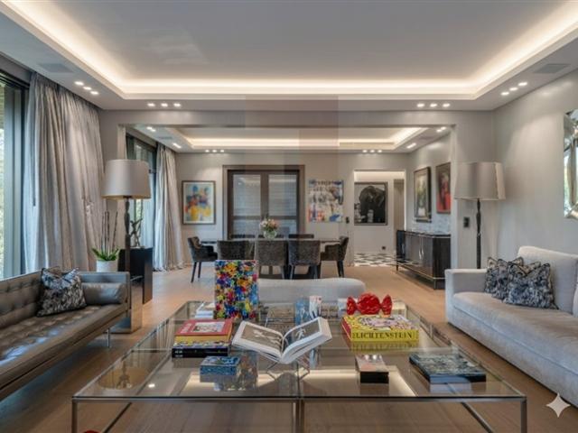 Atemberaubendes Doppelhaus Penthouse Apartment mit Terrasse