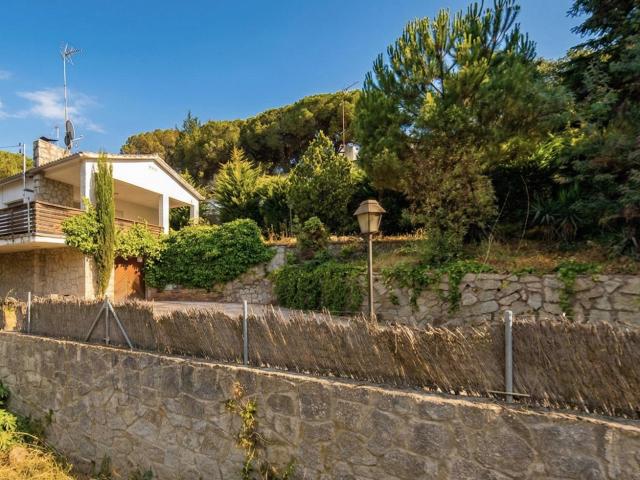 ATENCIÓN INVERSORES, CASA OCUPADA POR PERSONA SIN JUSTO TÍTULO A LA VENTA EN URBANIZACIÓN GINESTÍ, VILANOVA DEL VALLÈS, BARCELONA