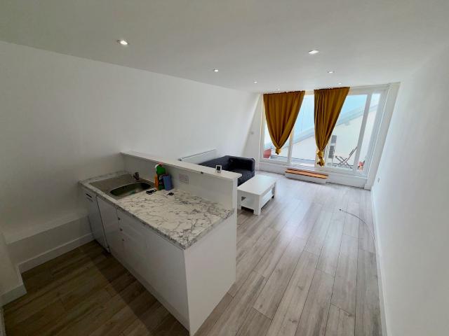 Atheldene Road, London SW18, 2 bed flat to rent, £2,100 pcm | PrimeLocation