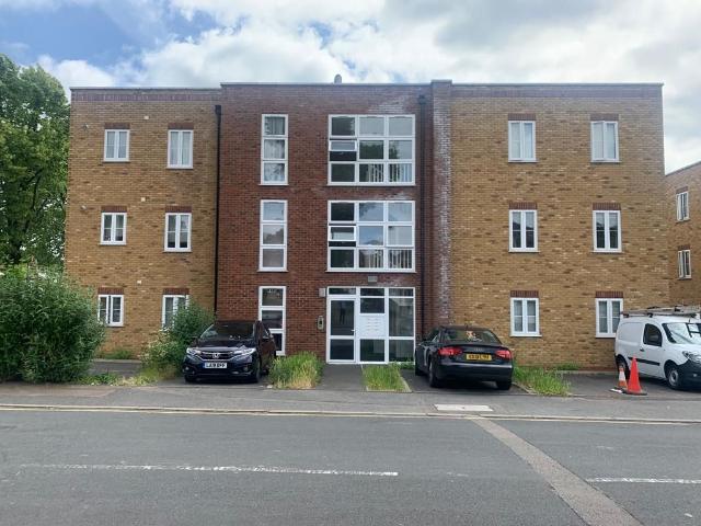 Athelstan Road, Romford RM3, 3 bed flat to rent, £2,200 pcm | PrimeLocation