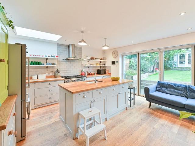 Athenlay Road, Nunhead, London, SE15 3 bed end of terrace house to rent £4,500 pcm £1,038 pw