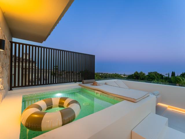 Ático totalmente renovado con piscina privada de inmersión en el Condado de Sierra Blanca Marbella Golden Mile