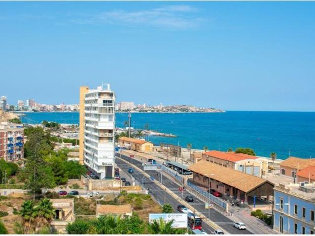 Ático único 7.ª planta aprox. 156 m2, terrazas incluidas en primera línea de la Playa del Postig