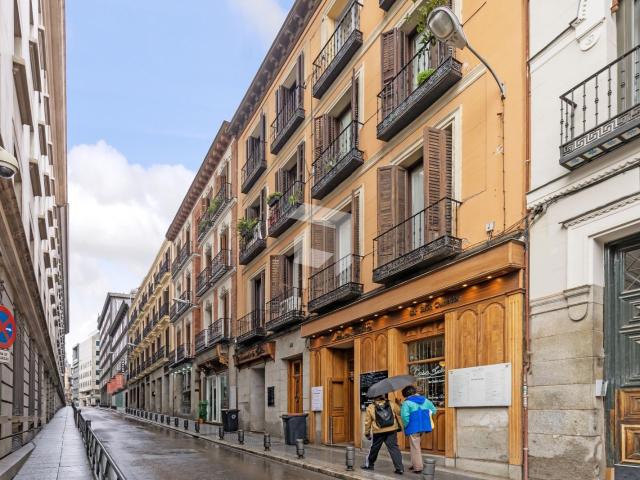 Ático amueblado con terraza en Huertas Cortes
