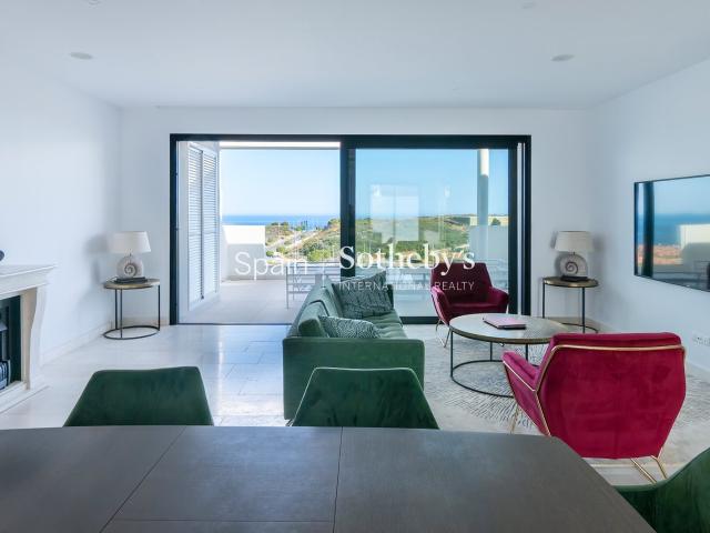 Ático contemporáneo con vistas panorámicas al mar en Finca C. 150m² Casares