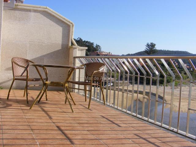 atico con amplia terraza y preciosas vistas al mar, en primera linea del paseo maritimo de aldan