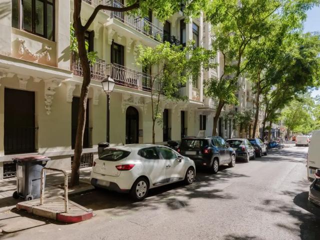 Ático con balcón en alquiler en General Pardiñas