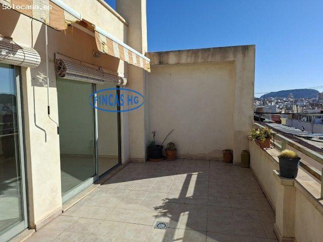 Ático con gran terraza, garaje y vistas abiertas junto al Castillo de San Fernando