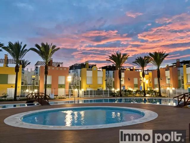 Ático con piscina en alquiler en Avenida Juan Sebastián Elcano 68