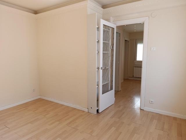 ATICO CON TERRAZA de 50m2 útiles. Distribuido en dos dormitorios, salón, cocina, baño y galería cubierta