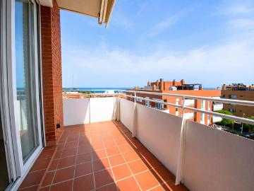 Ático con terraza de 80 m² y vistas al mar a 300 m de la playa de Montgat