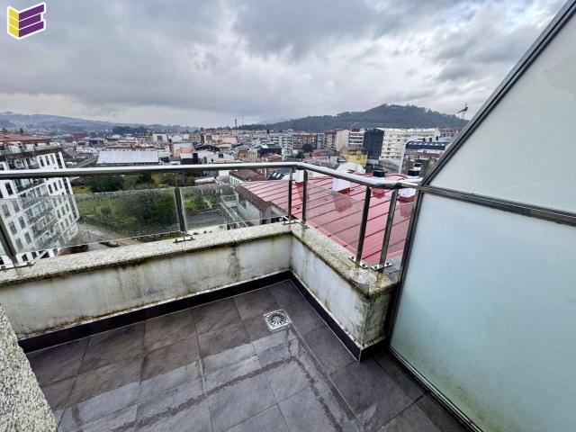 Ático con terraza de 3 habitaciones y 2 baños. Plaza de garaje y bodega