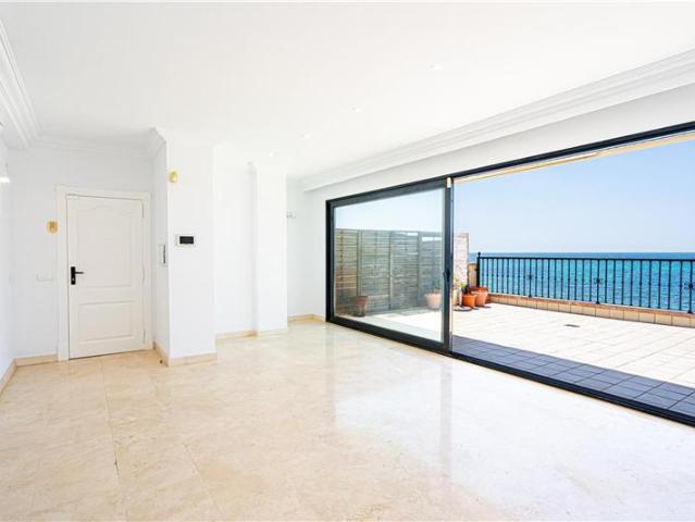 Ático con terraza en planta en 1º línea de playa con vistas panorámicas al mar