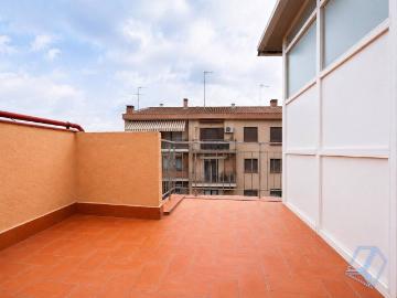 Ático con terraza privada junto a Sant Pau: ascensor, luz, privacidad y calidad de vida!