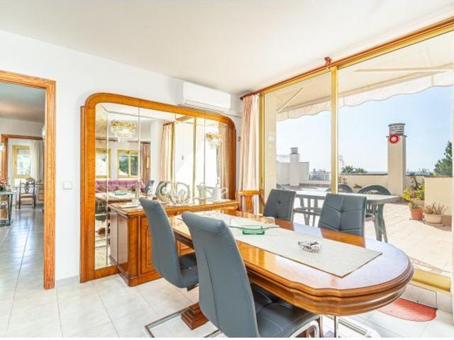 Ático con vista al mar con ascensor de 3 dormitorios, terraza, parking y trastero en Cas Català