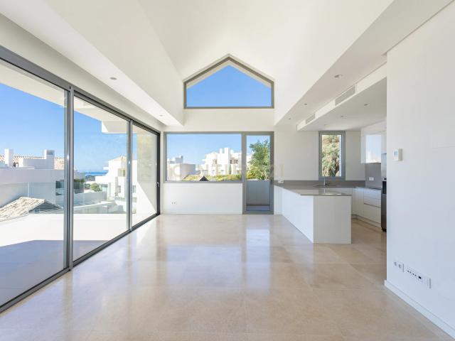 Ático con Vistas Panorámicas al Mar y Terraza Privada en Nagüeles – Marbella