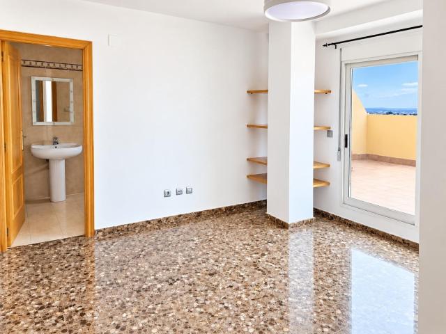 Ático de 4 habitaciones con gran terraza y garaje en Paterna
