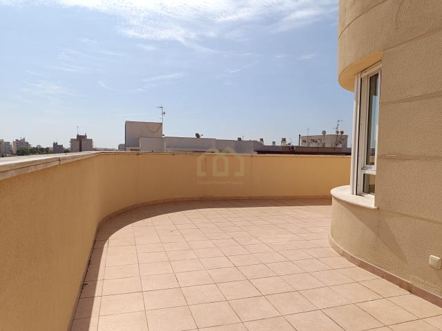 Ático de 5 dormitorios en el corazón de Torrevieja con una terraza de 76 m²