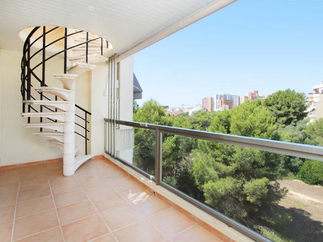 Ático de 3 dormitorios con terraza en la azotea en alquiler