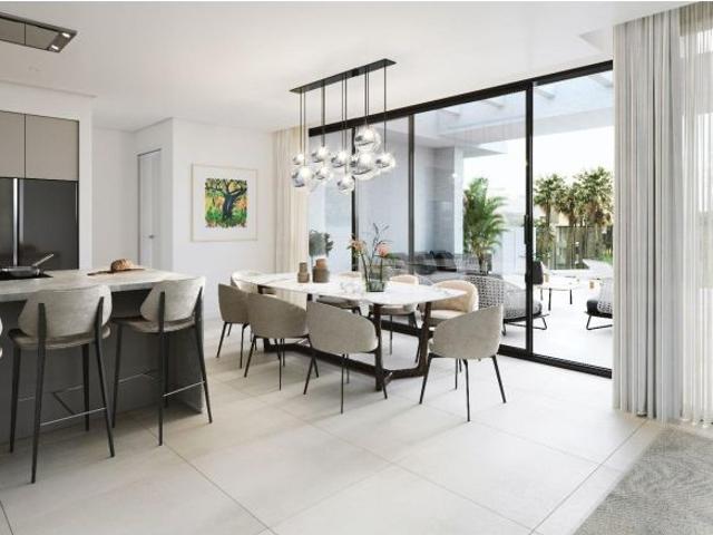 Ático de 3 dormitorios y 3 baños con solarium y vistas al mar. Milla de Oro, Estepona