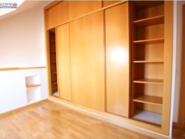 Ático de un dormitorio con aire acondicionado calefacción por gas, baño y aseo, terraza exterior y