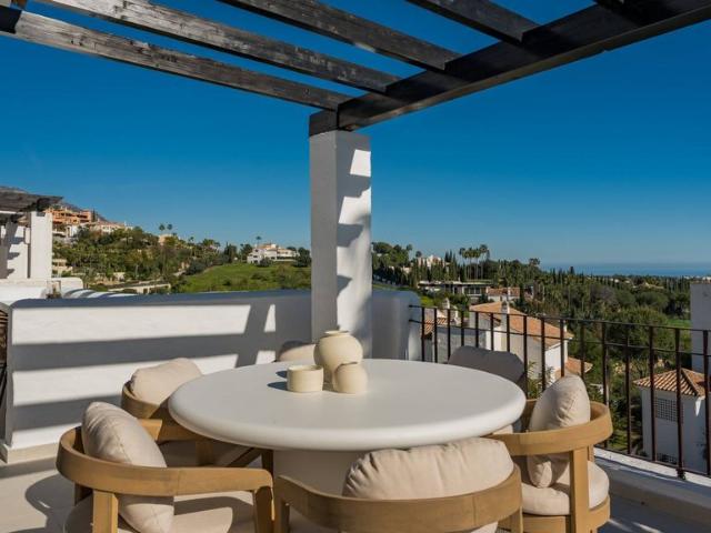 Atico de alto standing de 245 m2 en venta Nueva Andalucia, España