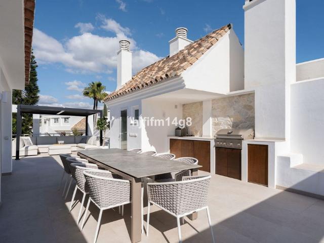 Atico de alto standing en venta Nueva Andalucia, España