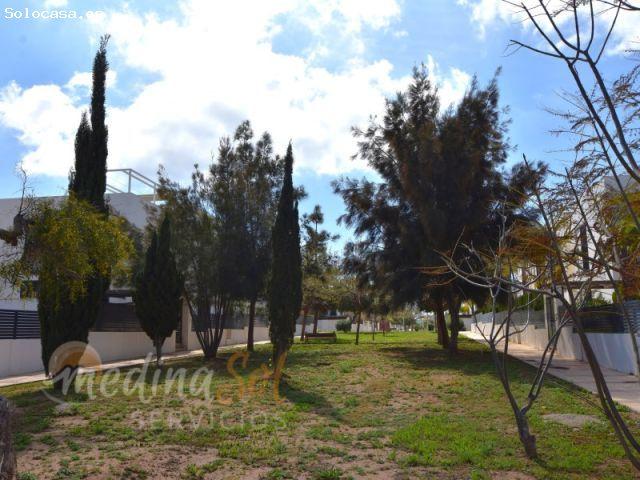 ÁTICO DE ESQUINA DE 3 DORMITORIOS Y 2 BAÑOS CON VISTAS A LA PISCINA Y JARDÍN