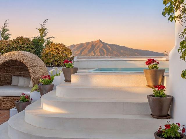 Ático de lujo con vistas panorámicas y piscina privada en Guadalmina Alta