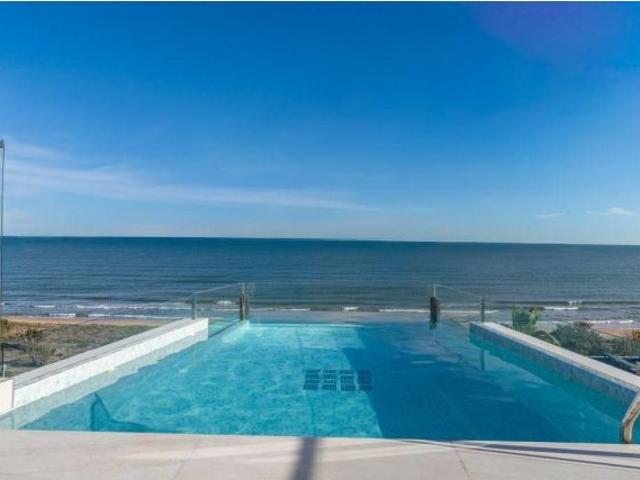 Ático de lujo con piscina privada y vistas al mar en Oliva Playa