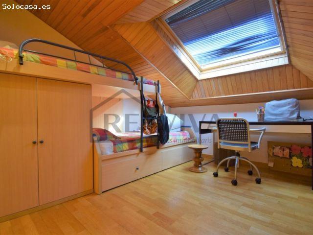 Ático dúplex con encanto, luz natural y chimenea en el corazón de La Seu