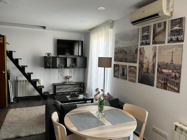 Ático duplex con terraza en el corazón de Madrid: luz, estilo y vida urbana