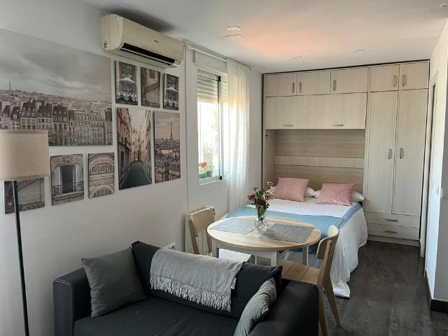 Ático duplex con terraza en el corazón de Madrid: luz, estilo y vida urbana