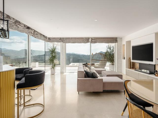 Ático dúplex de 3 dormitorios, 2 baños y solarium en Palo Alto. Marbella Ojén